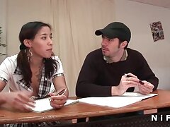 सुनहरे बालों वाली शिक्षक उँगलियों द्वारा सेक्सी पिक्चर फुल एचडी में और उसके चेहरे पर बैठे उसके एशियाई छात्र